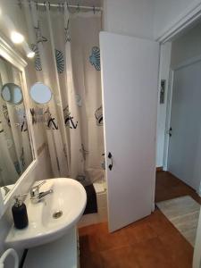 ein Badezimmer mit einem Waschbecken, einem Spiegel und einem WC in der Unterkunft Somnis Menorca in Arenal d'en Castell