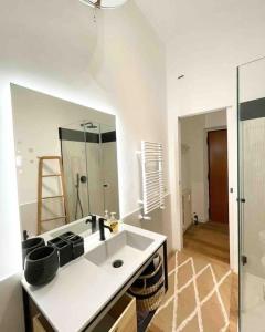 een witte badkamer met een wastafel en een spiegel bij Aphrodite Apartment Piazza Venezia in Rome