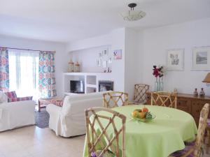 een woonkamer met een tafel met een fruitschaal erop bij Apartamento Neptuno in Benagil