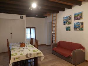 een eetkamer met een tafel en een stoel bij Le Mas du Galibot Gîte Barulaïre in Saint-Florent-sur-Auzonnet