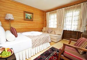 מיטה או מיטות בחדר ב-Royal Uzungol Hotel&Spa