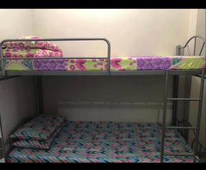 馬尼拉的住宿－2 Bedroom Condo Unit，客房内的双层床下铺