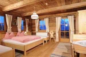 Postel nebo postele na pokoji v ubytování Glinzhof Mountain Natur Resort Agriturismo