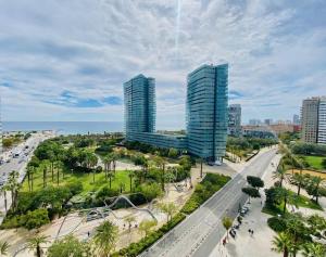 een stad met twee hoge gebouwen en een straat bij Akira Flats Diagonal Mar Apartments in Barcelona