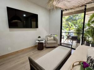 een woonkamer met een bank en een stoel bij Tiki Tiki - Gorgeous Boho Beach Hideaway! in Wailea