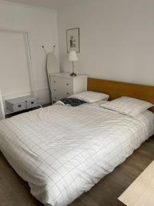 een slaapkamer met een wit bed en een raam bij Vavin luxembourg garden in Parijs