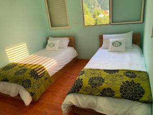 Habitación con 2 camas en VITA Guesthouse, en Kolgecaj