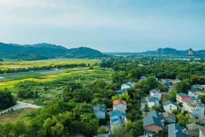 una vista aérea de una pequeña ciudad con casas y árboles en Longhushan Hanxiangju Homestay en Yingtan