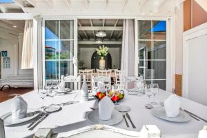 a dining room with a table with wine glasses at Villa Maday in Corralejo