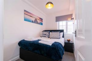 a bedroom with a bed with towels on it at Stylish & Central 2 bedroom apartment - Fast WiFi in Castle Donington