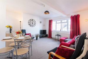 a living room with a table and a dining room at Stylish & Central 2 bedroom apartment - Fast WiFi in Castle Donington
