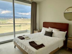 Ένα ή περισσότερα κρεβάτια σε δωμάτιο στο Colourful Suites by the Coast