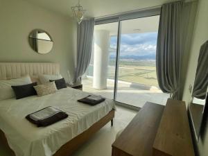 Ένα ή περισσότερα κρεβάτια σε δωμάτιο στο Colourful Suites by the Coast +45 φωτογραφίες