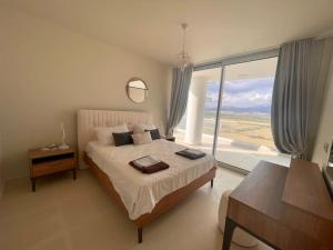Ένα ή περισσότερα κρεβάτια σε δωμάτιο στο Colourful Suites by the Coast