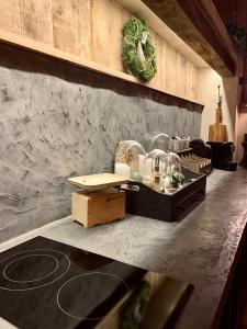eine Küche mit einer Theke mit einem Tisch und einer Arbeitsplatte in der Unterkunft Le Loft ATELIER in Fauvillers
