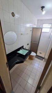 een badkamer met een wastafel en een toilet bij Praia do morro com Wi-Fi in Guarapari