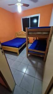 a room with two bunk beds and a window at Praia do morro com Wi-Fi in Guarapari