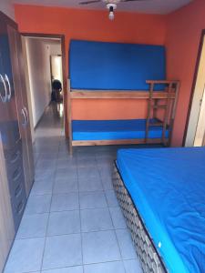a room with two bunk beds and a hallway at Praia do morro com Wi-Fi in Guarapari