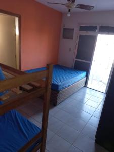 een slaapkamer met 2 stapelbedden en een raam bij Praia do morro com Wi-Fi in Guarapari