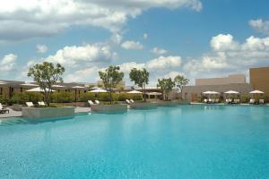 Bazén v ubytování Fashion avenue - Formerly Address Dubai Mall Residence nebo v jeho okolí