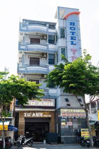 un grand bâtiment blanc avec un panneau sur celui-ci dans l'établissement Khách Sạn Tú Anh, à Hà Tiên