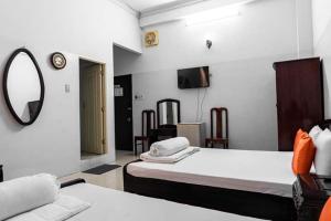 ein Schlafzimmer mit einem großen Bett und einem Spiegel in der Unterkunft Khách Sạn Tú Anh in Hà Tiên