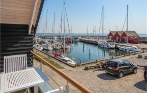 um carro estacionado ao lado de uma marina com barcos em Lovely Home In Sams With Wifi em Nordby