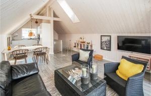 uma sala de estar com sofás e uma mesa e uma cozinha em Lovely Home In Sams With Wifi em Nordby