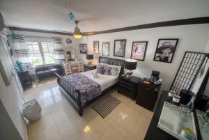 Llit o llits en una habitació de Hidden Gem Barbados