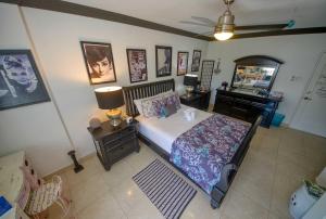 Llit o llits en una habitació de Hidden Gem Barbados