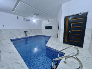 Bazén v ubytování شاليه الروح AlRooh Chalet nebo v jeho okolí + 35 fotografií