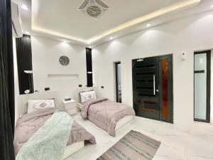 Postel nebo postele na pokoji v ubytování شاليه الروح AlRooh Chalet