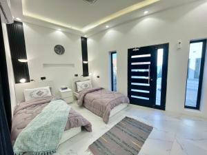 Postel nebo postele na pokoji v ubytování شاليه الروح AlRooh Chalet