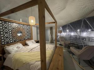 Postel nebo postele na pokoji v ubytování شاليه الروح AlRooh Chalet