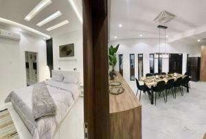Postel nebo postele na pokoji v ubytování شاليه الروح AlRooh Chalet