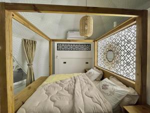 Postel nebo postele na pokoji v ubytování شاليه الروح AlRooh Chalet