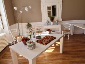- une table blanche avec un plateau de pommes dans l'établissement Grand gîte 15 personnes, 9 chambres, 100km de Paris en Exclusivité, à Septmonts