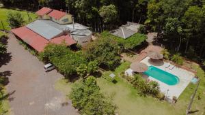 an aerial view of a house with a swimming pool at Casa de Campo com Piscina e lazer em Cascavel PR in Cascavel