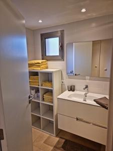 łazienka z umywalką i lustrem w obiekcie Cozy apartment with a fantastic sea view w Cala Millor +4 zdjęcia