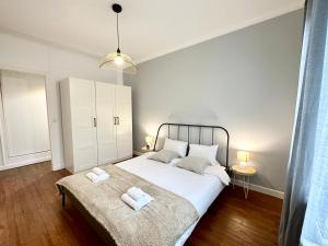 ein Schlafzimmer mit einem großen Bett mit zwei Handtüchern darauf in der Unterkunft DESIGN MODERNE SPACIEUX - Familial in Mont-de-Marsan
