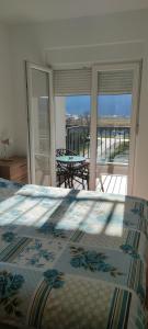 - une chambre avec un lit et une vue sur une terrasse dans l'établissement Apartman Mateja, à Trebinje