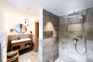 uma casa de banho com um chuveiro e um lavatório. em Hotel Grünerhof em Obergurgl