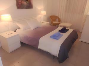 Un pat sau paturi într-o cameră la Del Mar 1 Deluxe Apartment Torrevieja Centrum +27 fotografii