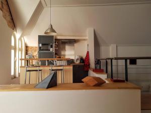 uma cozinha com bancada num quarto em Loft in Borgloon em Borgloon