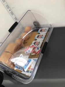 Arolley cheio de comida em um avião em Domus Nikolai em Bari