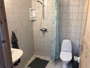 a bathroom with a toilet and a sink at Vibereden in Vorbasse