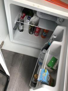 um frigorífico aberto cheio de alimentos e bebidas em Domus Nikolai em Bari