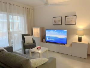a living room with a couch and a tv at C. del Mar - de Luxe apartament Centrum Torrevieja in Torrevieja