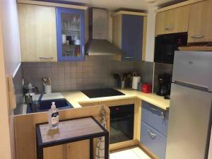 Una cocina o zona de cocina en F2 vue mer dans résidence avec piscine