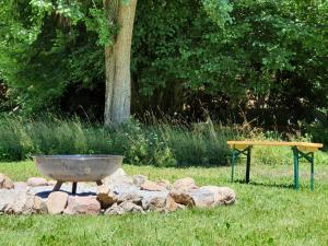um banho de pássaros sentado ao lado de uma pilha de pedras em Weißbriach Lodge em Weissbriach